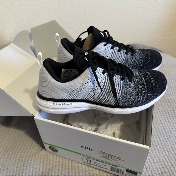 (NWT) apl Women's TechLoom Pro Black / Heather Grey size 10 - new in box - Picture 3 of 3